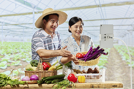 菜农夫妻网络直播售卖蔬菜图片