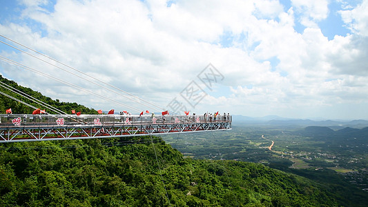 海南槟榔谷5A景区海南呀诺达景区的哇哎噜玻璃观景平台背景