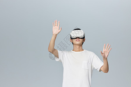 年轻男性体验vr眼镜图片