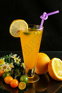 鲜榨橙汁一杯新鲜的橙汁背景