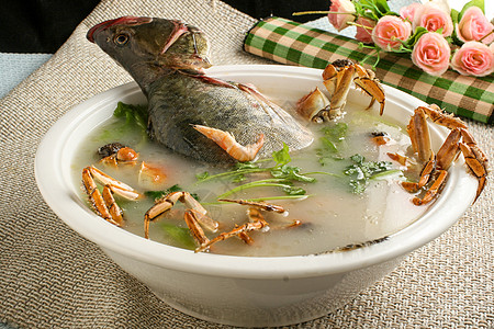 河蟹炖鱼烹饪炖鱼汤高清图片