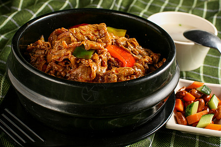 牛肉石锅饭豉油鸡饭高清图片