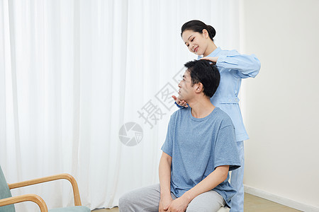 护士协助男病患做颈部康复训练图片