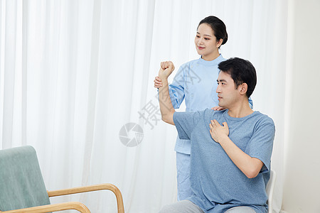 护士帮病患做康复训练图片
