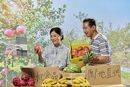 农货果农夫妇在网络直播间售卖苹果背景