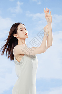 美妆图享受阳光微风的夏日清凉美女背景