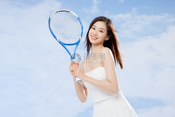手拿网球拍的活力女孩图片