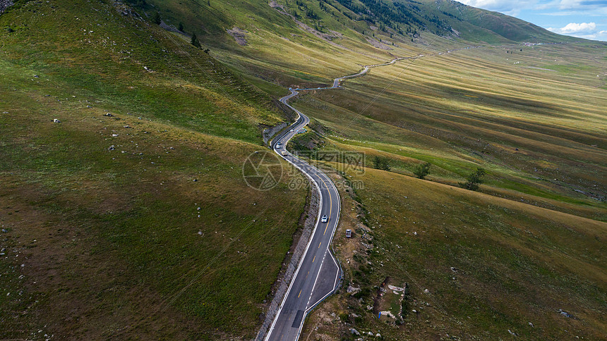 新疆阿勒泰草原上的公路图片