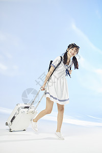年轻美女拖着行李箱旅行图片