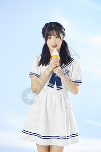 夏日小清新美女吃冰淇淋图片