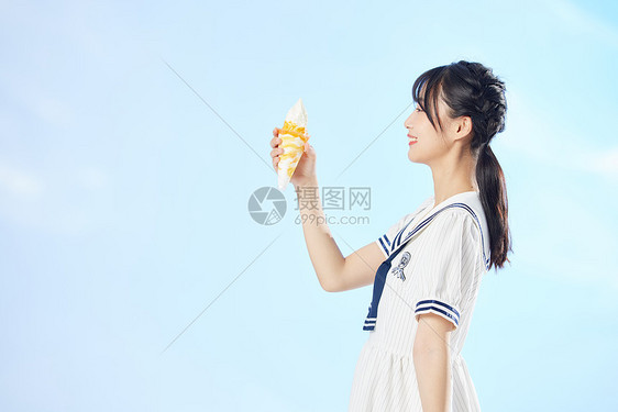 手拿冰淇淋的夏日美女侧面形象图片