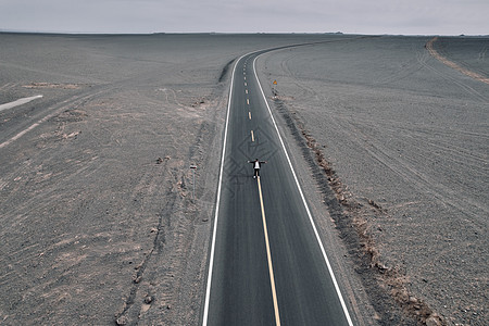 公路上的人新疆无人区独库公路上孤独的人背景