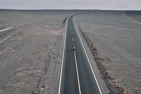 新疆无人区独库公路上孤独的人图片