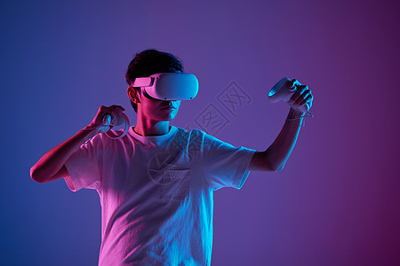 VR游戏体验年轻男性体验vr游戏背景