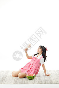 年轻可爱美女夏日吹风扇吃西瓜背景图片
