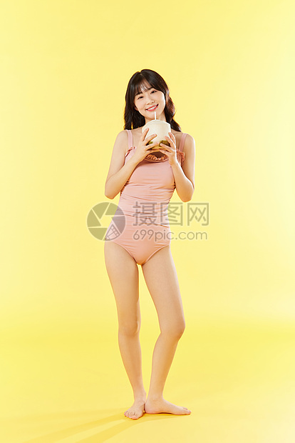 夏日泳装美女喝椰汁图片