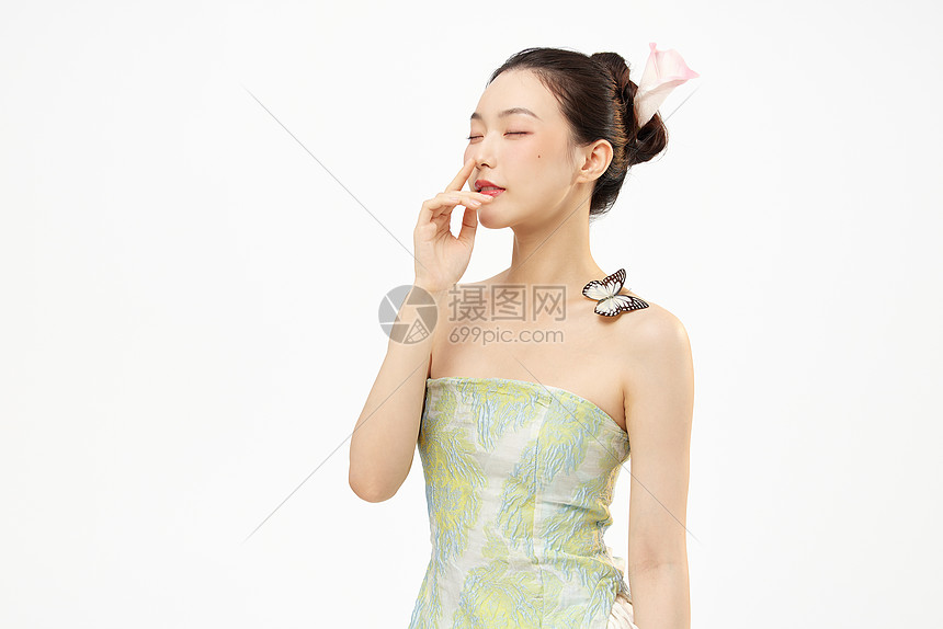 时尚国潮美女展示蝴蝶图片