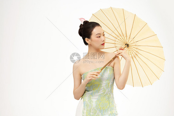 手拿油纸伞的国潮风时尚美女图片