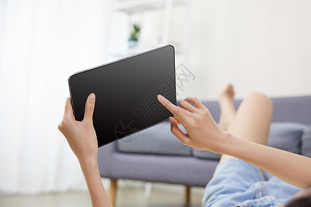 女性在家使用平板电脑特写背景图片