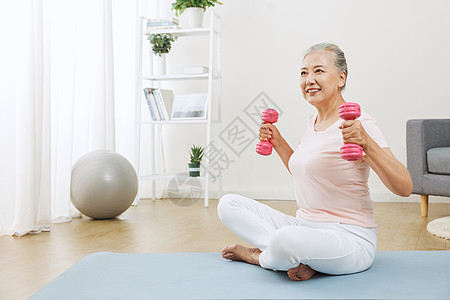 老年运动老人在家锻炼身体使用哑铃背景