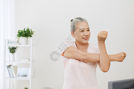 居家老年女性锻炼瑜伽图片