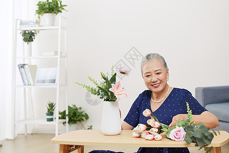 居家插花的老年女性图片