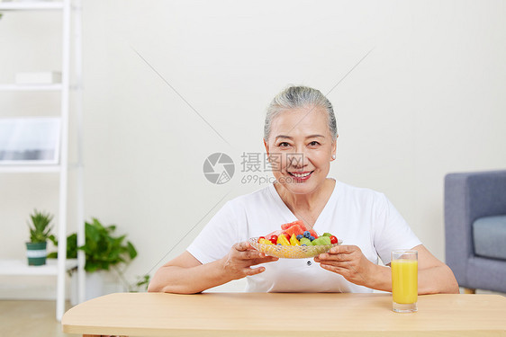 老年女性的健康饮食图片