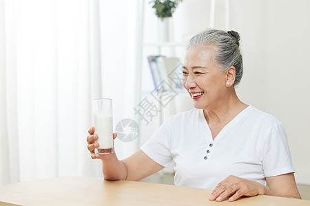 老年女性喝牛奶形象图片