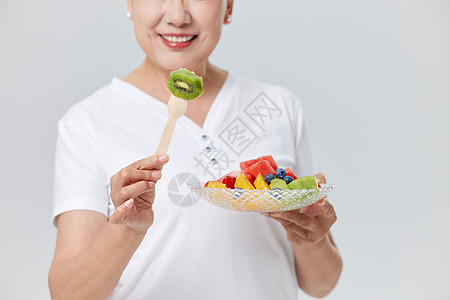 吃水果沙拉的老年女性图片
