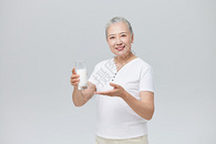 喝牛奶的老年人图片