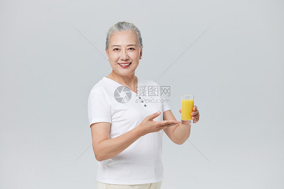 喝橙汁的老年人图片