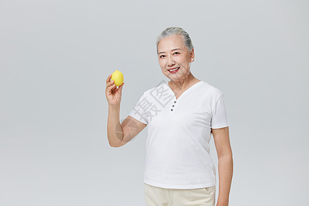 手拿柠檬的老年人图片