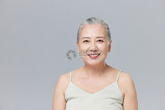 单色背景下微笑的老年人图片
