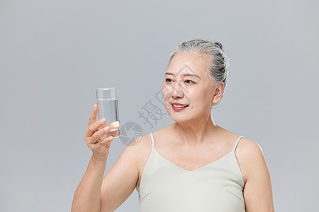 喝水的老年女性形象背景图片