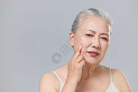 因皮肤问题烦恼的老年人图片