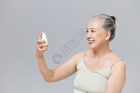 老年人使用化妆品喷雾图片