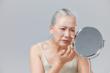 化妆老人因皮肤问题烦恼的老年女性背景