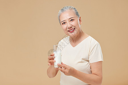 健康老年女性喝牛奶图片