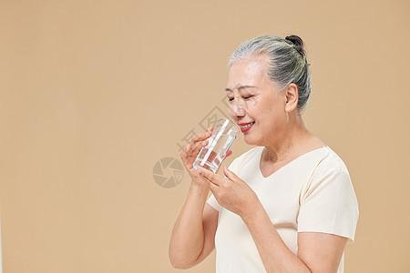 健康喝水的老年人图片