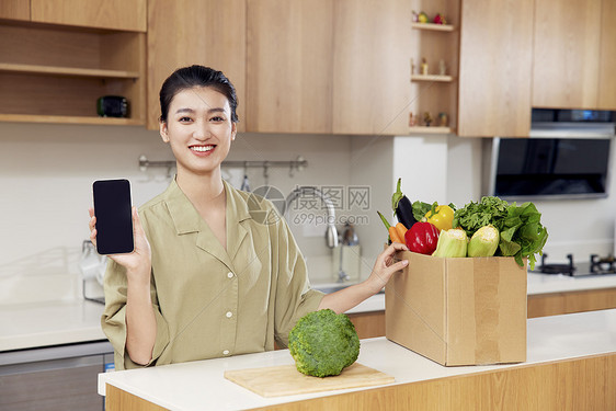 年轻女性居家团购蔬菜图片