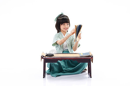穿汉服阅读古书的小女孩传统高清图片素材