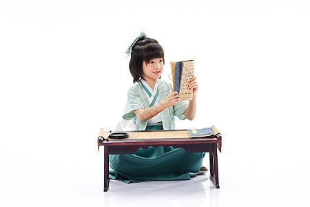 国学课堂上穿汉服的小女孩阅读古书传统文化高清图片素材