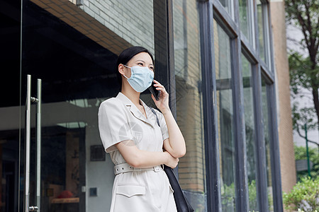 戴口罩的商务女白领室外打电话背景