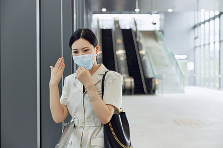 疫情期间商务女性通勤拉开口罩透气图片