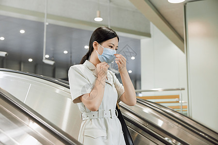 疫情期间的女白领乘坐地铁图片