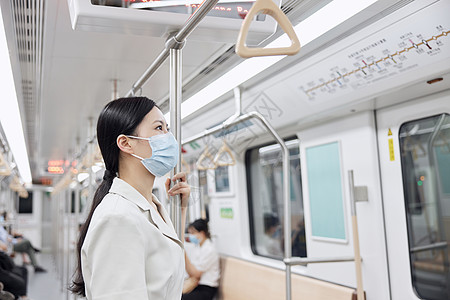 乘坐轨道交通通勤的白领女性图片