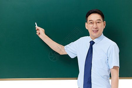 中年教授手拿粉笔站在黑板前背景