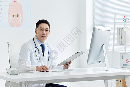 医疗教授专家坐在电脑前图片