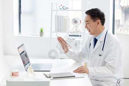 网络医生医疗专家坐在电脑前会诊背景