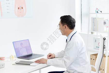 医疗专家坐在电脑前会诊图片